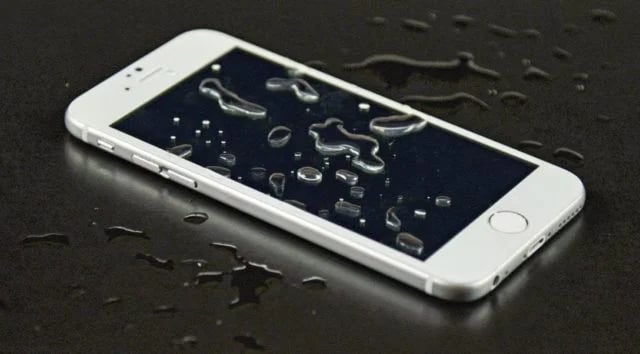 Episode 222 - Swimming with iPhones episode artwork